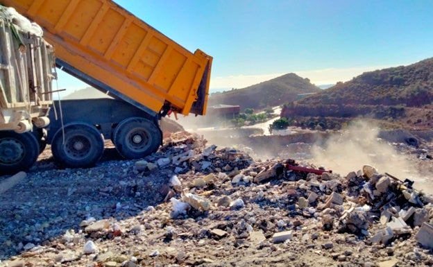 Empresarios de cubas acusan al Ayuntamiento de Málaga de no tratar los escombros en el vertedero