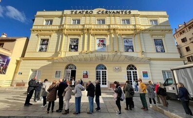 Todos quieren entradas para ver a Pablo Alborán en el Cervantes: colas en el teatro y la web colapsada