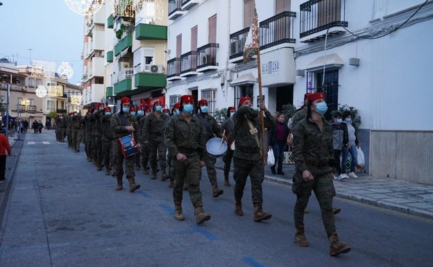 El Grupo de Regulares de Ceuta desfila por las calles de Coín