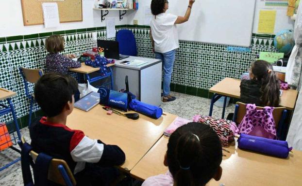 Alumnos de Parauta cancelan una fiesta infantil de Navidad para donar portátiles y una pizarra digital a niños con cáncer infantil