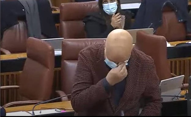 Javier Imbroda se emociona ante el mensaje de ánimo de un parlamentario socialista