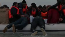 Centenares de inmigrantes cruzan el Canal de la Mancha con destino a Reino Unido