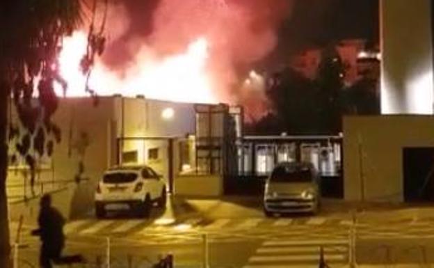 Aparatoso incendio junto al Hospital Clínico de Málaga