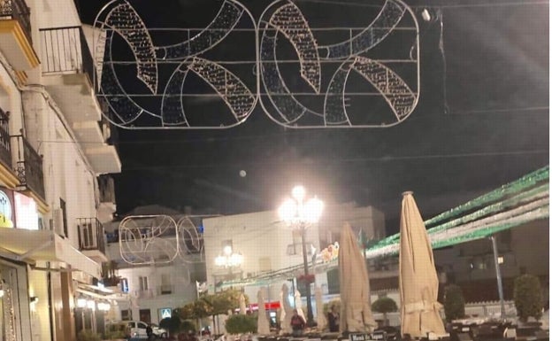 Polémica en Torrox por el retraso del alumbrado navideño: el alcalde dice que es «una medida de ahorro por el precio de la luz»