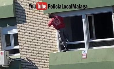 Graban a un trabajador cuando sellaba una ventana en un sexto piso sin arnés en Málaga