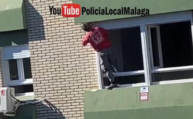 Graban a un trabajador cuando sellaba una ventana en un sexto piso sin arnés en Málaga