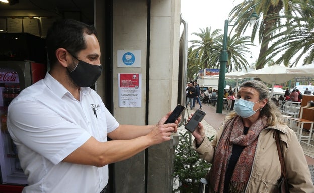 Aceptación general en el estreno del pasaporte Covid en los bares y restaurantes de Málaga