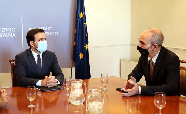 Alberto Garzón considera «razonables» las peticiones de la plataforma de Moreno Brenes sobre Unicaja