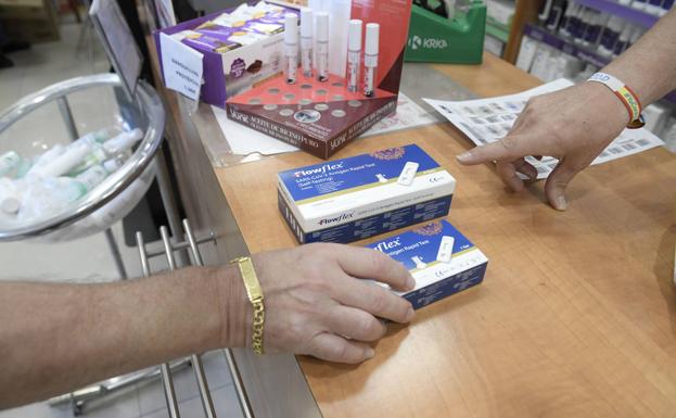 Sanidad toma medidas ante la falta de test de antígenos en farmacias: autoriza la venta de los de uso profesional