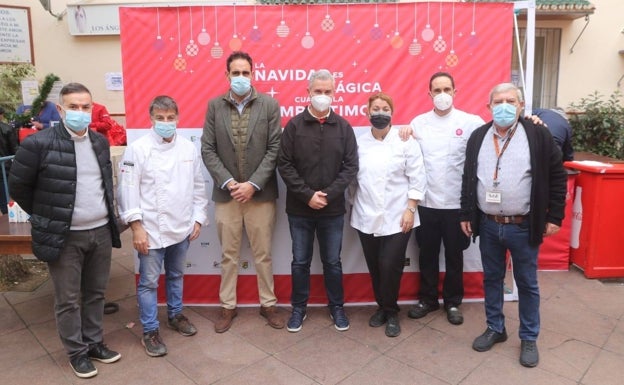 Coca-Cola y Mahos reparten 850 menús y lotes de productos a los Ángeles Malagueños y el Comedor Santo Domingo