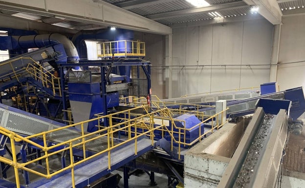 Al rescate del vidrio en la basura de la Costa del Sol para su reciclaje