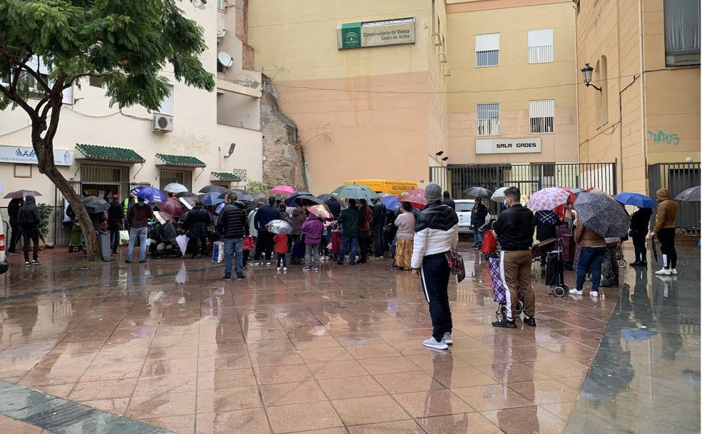 Solidaridad bajo la lluvia: los Ángeles Malagueños de la Noche no fallan en Nochebuena