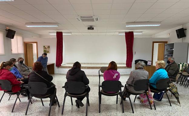 Más de 200 vecinos de Sierra Bermeja acuden a talleres de salud mental y emocional tras la tragedia del incendio