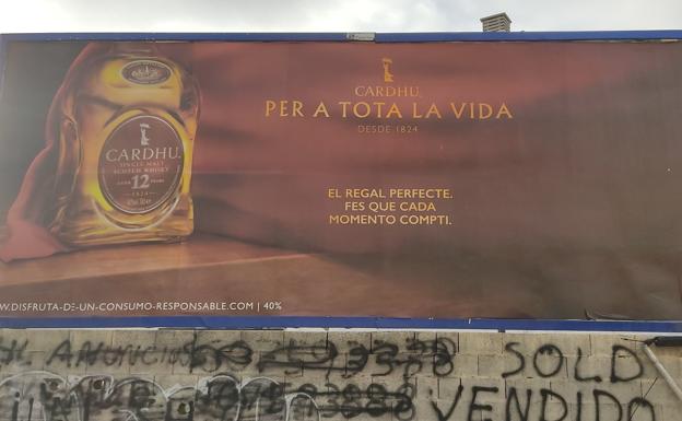 Un anuncio de Cardhu en catalán en pleno barrio de Capuchinos: ¿error o estrategia publicitaria?