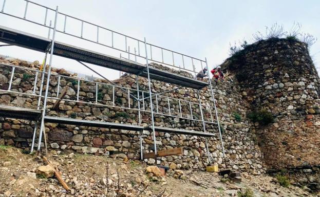 Ejecutan obras de rehabilitación en el Castillo de Benadalid