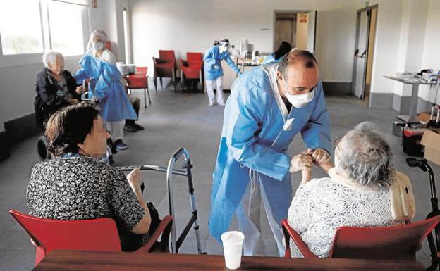 Andalucía registra 192 usuarios y 364 trabajadores de residencias de mayores con positivos en coronavirus