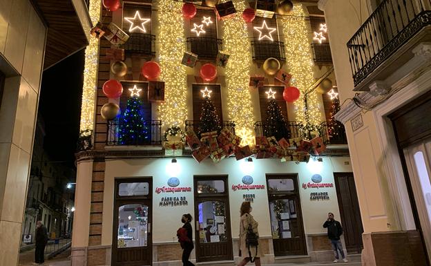Luces, mantecados y feliz año 2022 en la fachada de La Antequerana