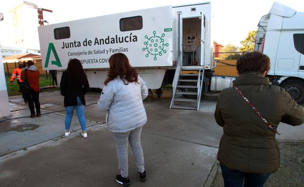 Andalucía roza una tasa de 1.000, la más alta en casi un año, y suma 10.838 contagios y siete fallecidos