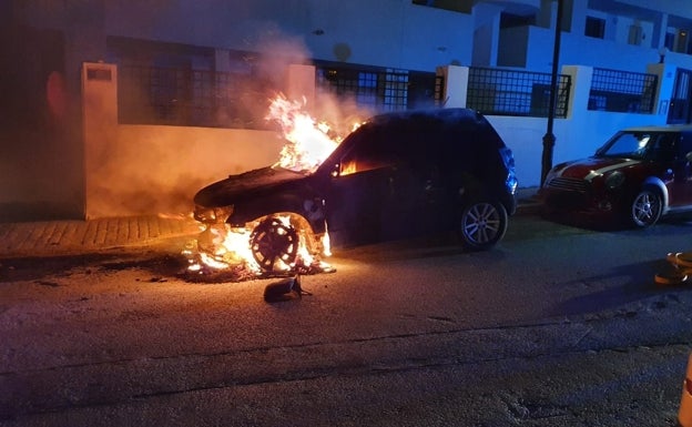 Un coche echa a arder en una urbanización de Mijas