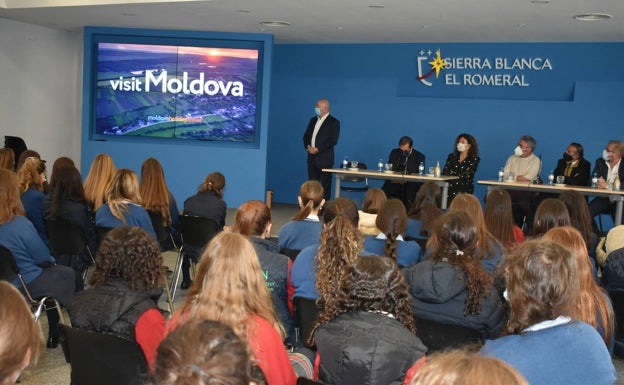 El cónsul de Moldavia imparte una jornada formativa en el colegio Sierra Blanca de Málaga