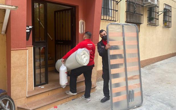 Micolchón reparte en Málaga quince camas entre familias necesitadas de Cruz Roja