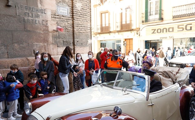 Un cortejo con el heraldo real anuncia la cabalgata del día 5 en Antequera