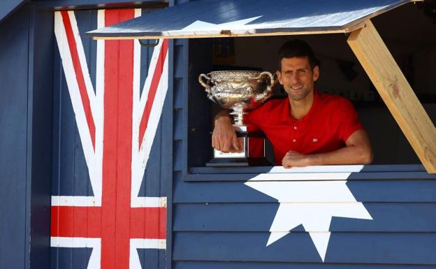 Djokovic se aferra a no ser deportado de Australia