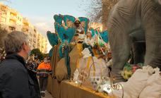 El frío, la mascarilla o las medidas anticovid no disuaden a los niños de ver a los Reyes Magos en Estepona