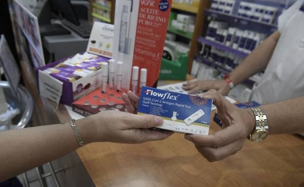 Desde ferreterías hasta quioscos: los farmacéuticos denuncian la venta ilegal de test de antígenos en Málaga