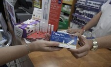 Desde ferreterías hasta quioscos: los farmacéuticos denuncian la venta ilegal de test de antígenos en Málaga