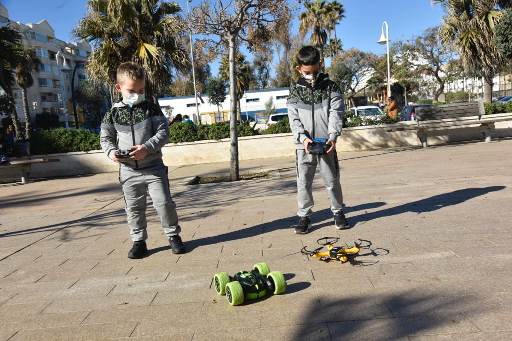 Los pequeños estrenan sus regalos de Reyes en una mañana soleada en Málaga