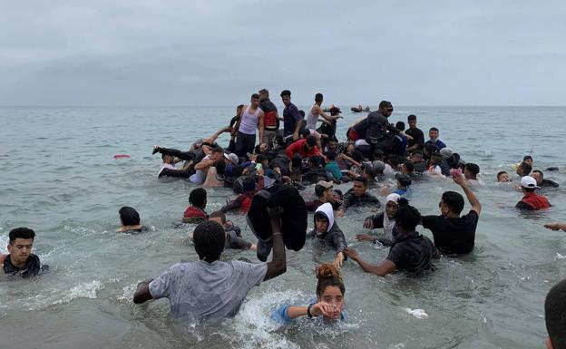 La avalancha de Ceuta, siete meses entre bulos y alertas