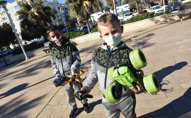 Los pequeños estrenan sus regalos de Reyes en una mañana soleada en Málaga