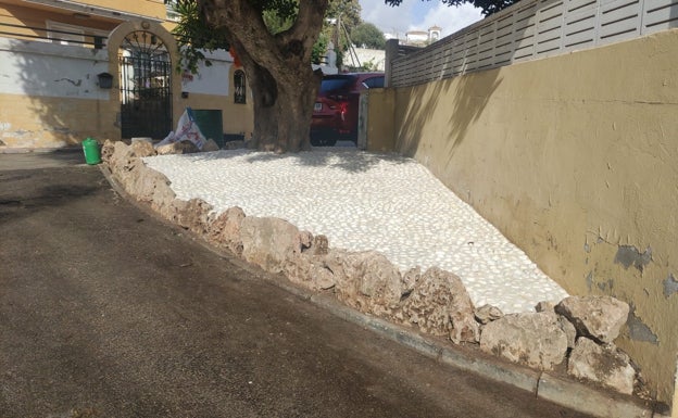 Rincón de la Victoria realiza trabajos para mejorar y embellecer la imagen en dos áreas públicas
