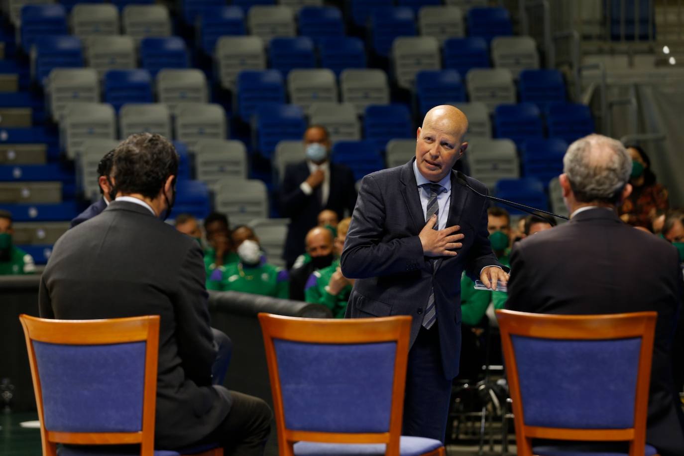 Javier Imbroda recibe la Estrella al Mérito Deportivo del Ayuntamiento de Málaga por su trayectoria en el mundo del baloncesto