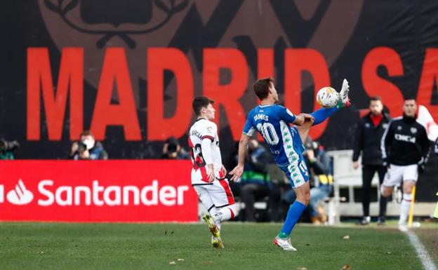 El Betis suma un valioso punto en Vallecas con uno menos