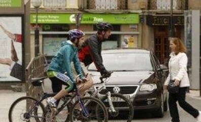 DGT: La enorme multa a los ciclistas por cruzar los pasos de cebra subidos en la bici