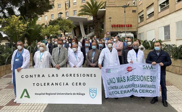 Médicos se concentran en el Hospital Regional de Málaga para denunciar las agresiones a sanitarios