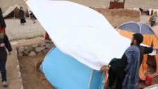 UNICEF reparte los "kits de preparación para el invierno" entre las familias que viven en los campos de refugiados en Afganistán