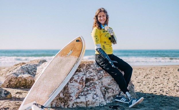 Una tabla de surf de plástico reciclado para la joven deportista de Marbella Sarah Almagro