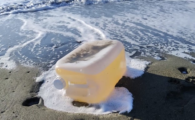 La corriente arrastra a las costas de varios municipios de Málaga garrafas de gasoil de las empleadas por los narcos