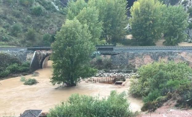 Benaoján prepara la licitación para instalar un nuevo puente, de hierro, de acceso a la Cueva del Gato