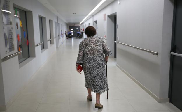 Alertan de que la sexta ola del coronavirus «arrasa» en las residencias de mayores en Andalucía