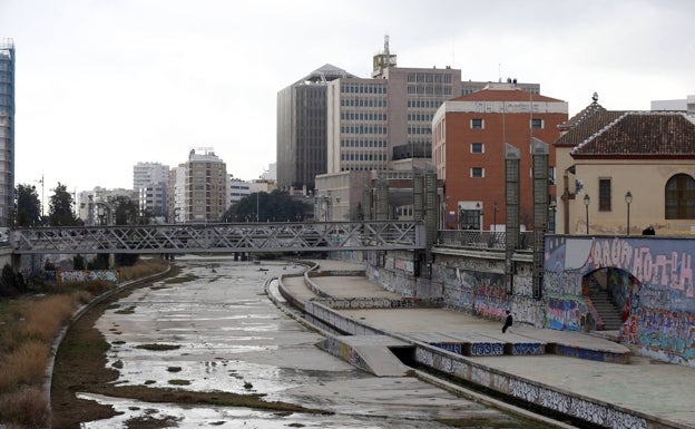 El Ayuntamiento de Málaga prepara un proyecto para adecentar el tramo del Guadalmedina más próximo al Centro