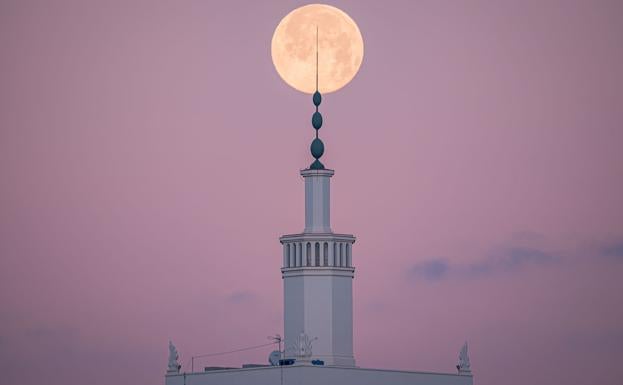 Una espectacular luna del lobo recorta La Equitativa