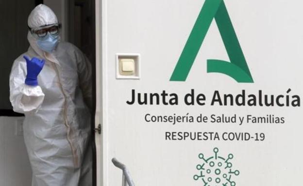 Andalucía baja su incidencia pero suma 29 muertes y 9.703 contagios de covid