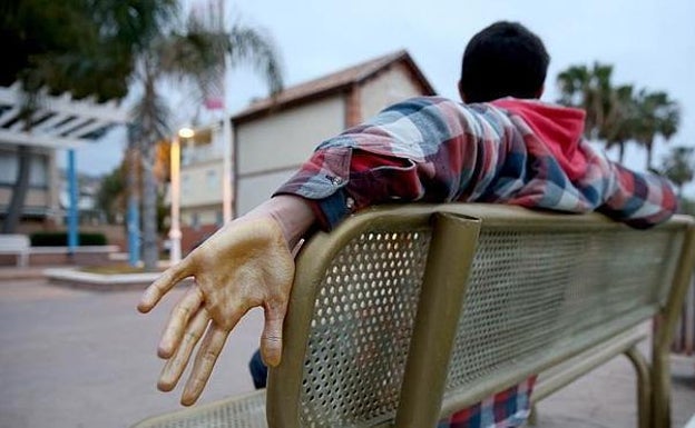 El 'pintor dorado' de Málaga, obligado a pagar más de 7.750 euros por pintadas en el mobiliario urbano