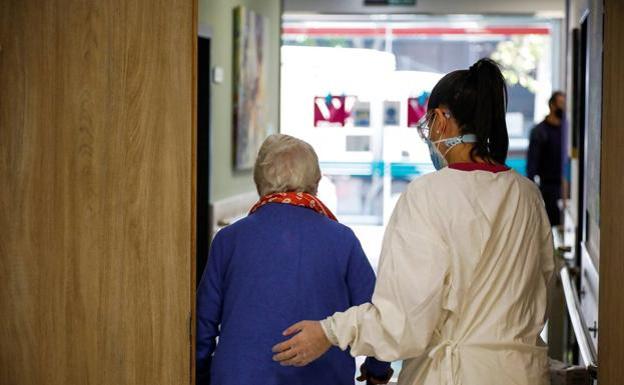 Andalucía suspende las salidas de usuarios de residencias de mayores y exige mascarilla FPP2 para trabajadores y visitantes