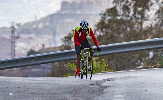 Un coche atropella a Miguel Solís, el ciclista malagueño que completó un 'Everesting' en la Fuente de la Reina