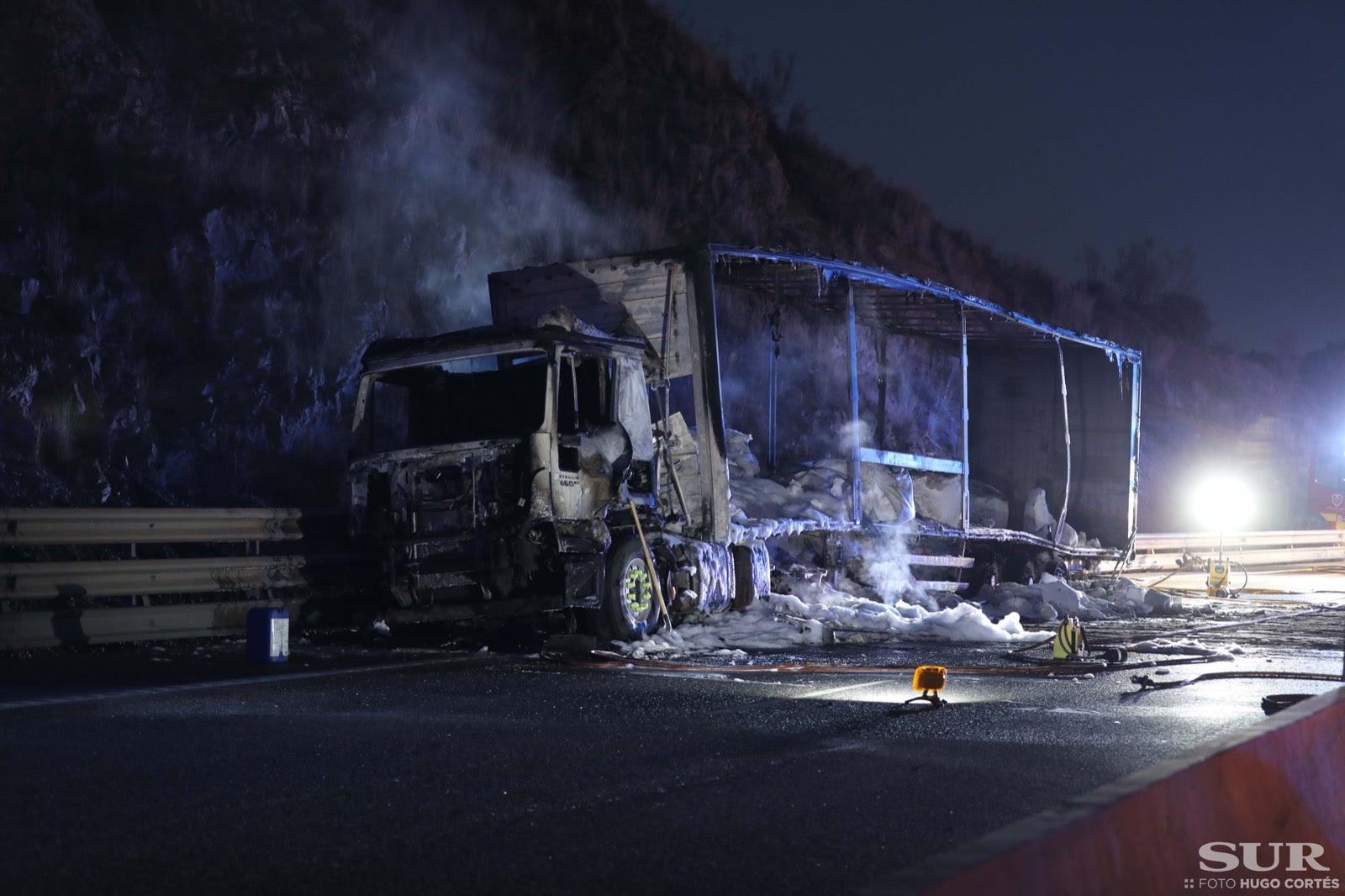 Espectaculares imágenes del incendio de un camión con 24 toneladas de nitrato potásico